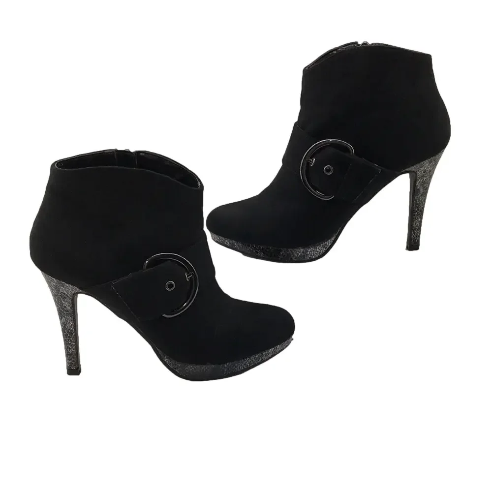 9&CO Women’s JJRAIDEL Black Faux Suede/Snakeskin 4” Heal Ankle Bootie, Buckle—6M